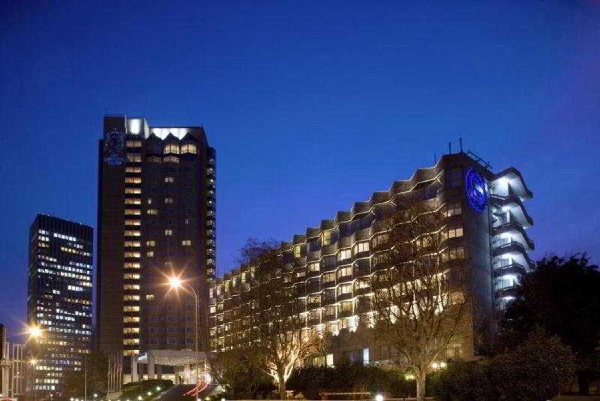 Sheraton Santiago Hotel & Convention Center Exterior photo The hotel at night