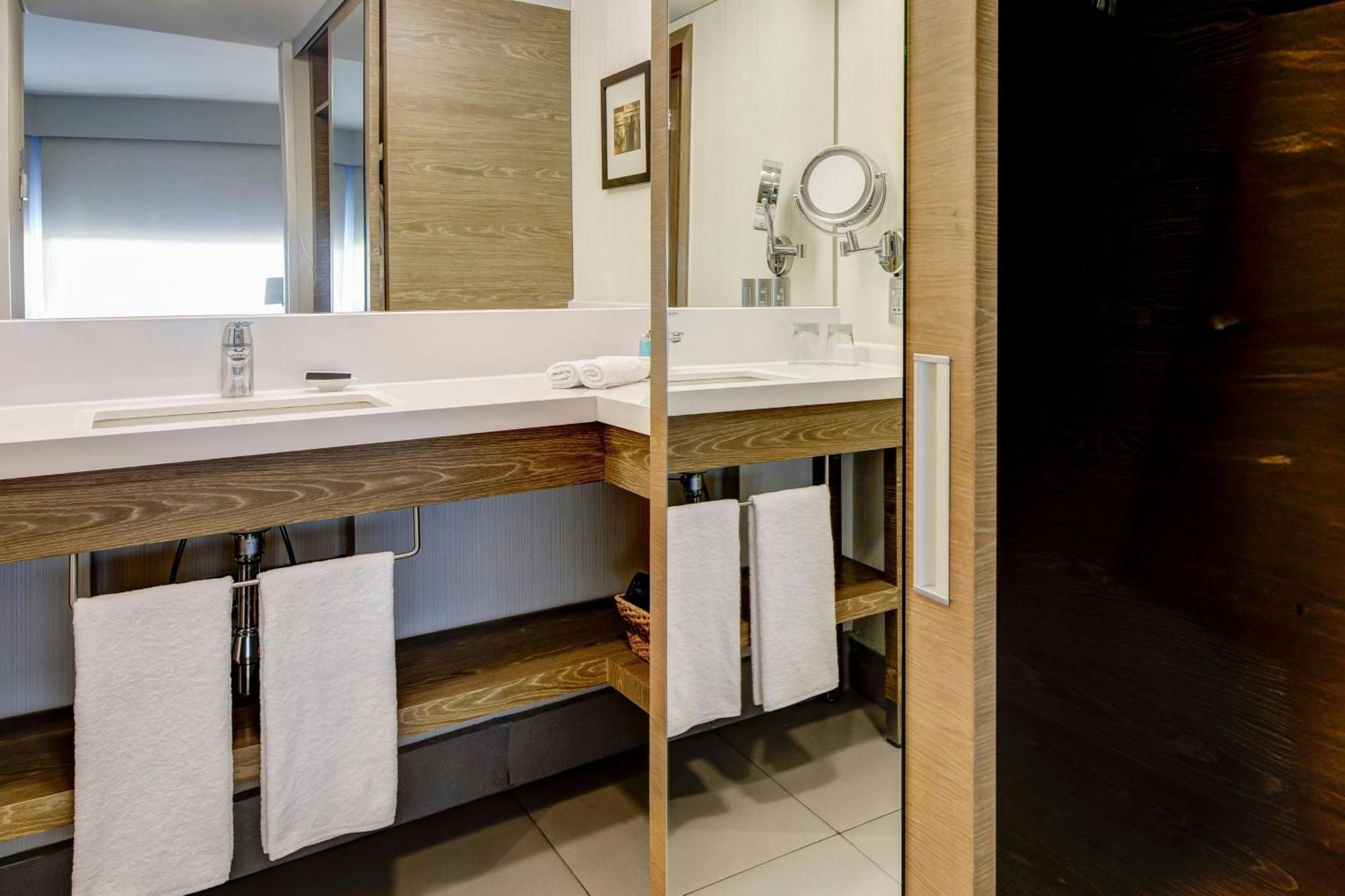 Sheraton Santiago Hotel & Convention Center Exterior photo Bathroom