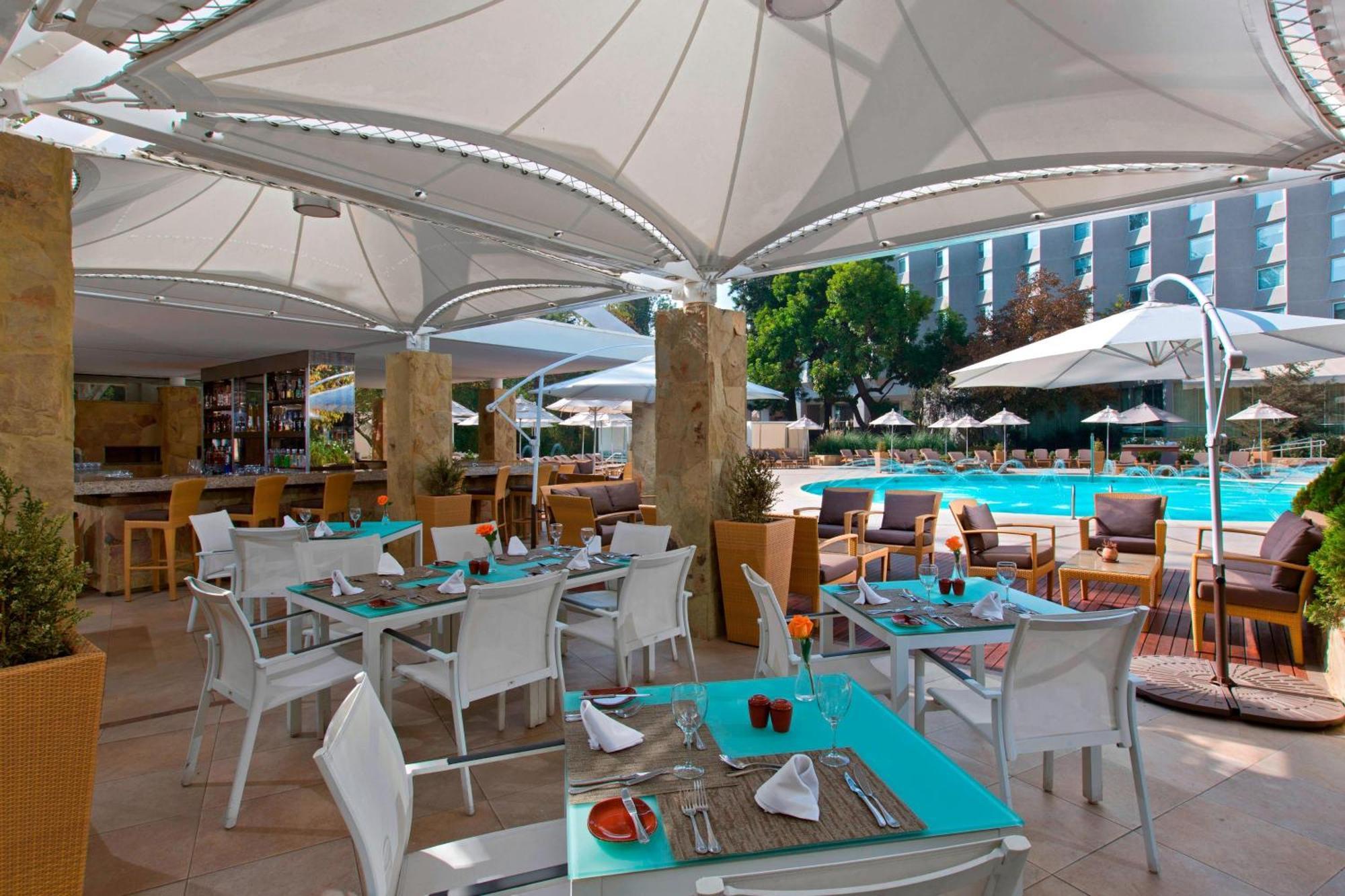 Sheraton Santiago Hotel & Convention Center Exterior photo The poolside restaurant