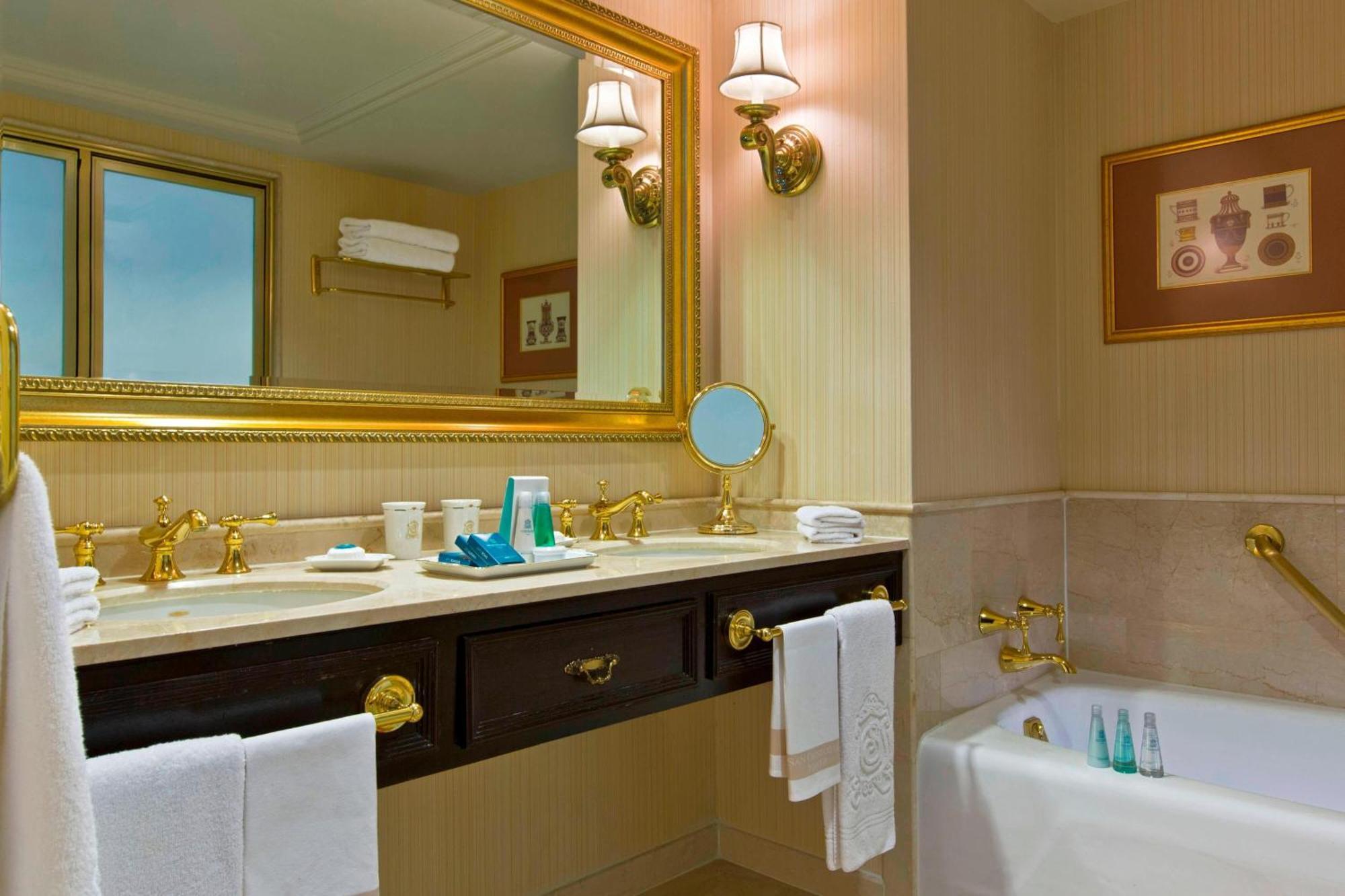 Sheraton Santiago Hotel & Convention Center Exterior photo Bathroom