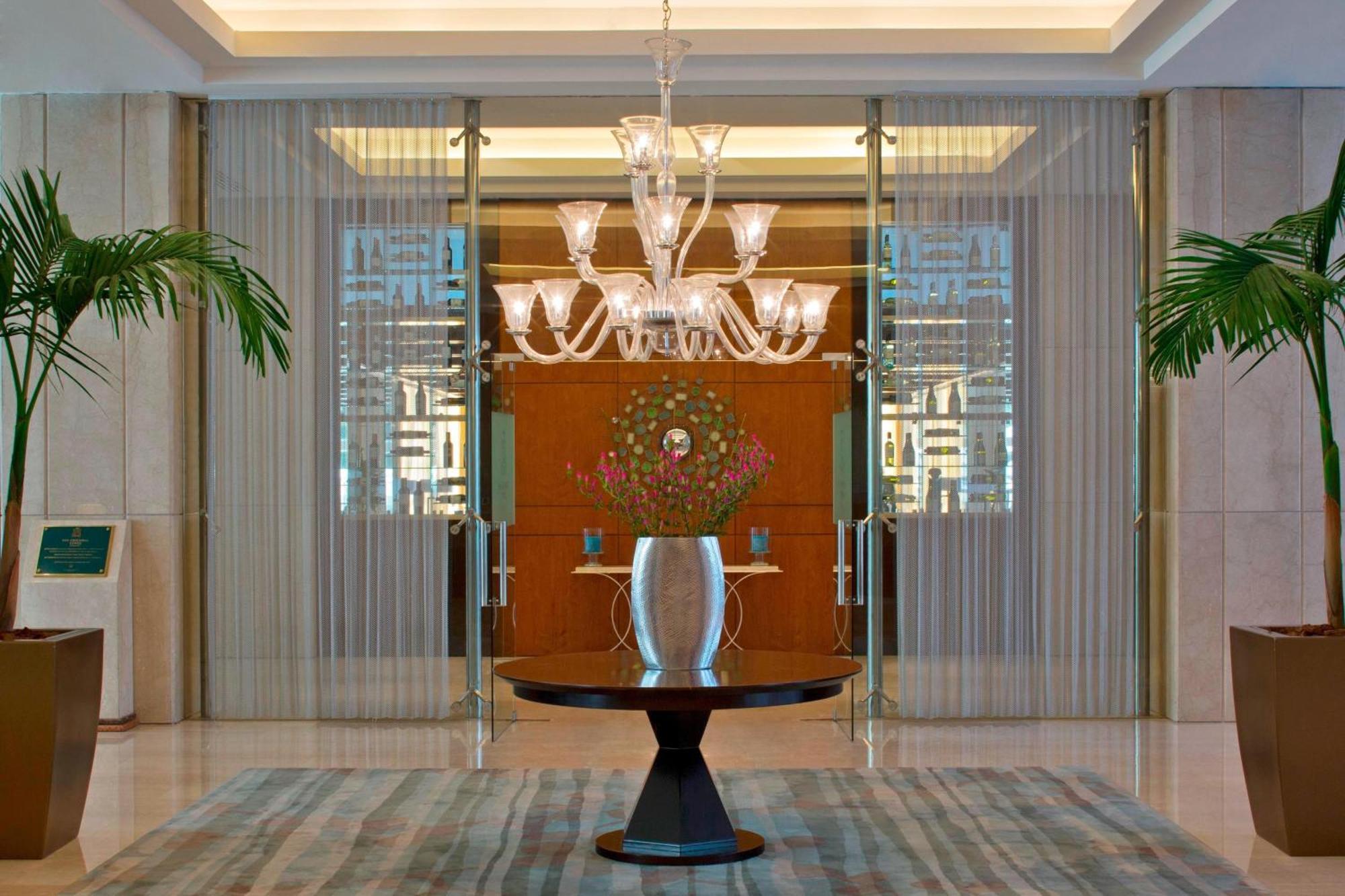 Sheraton Santiago Hotel & Convention Center Exterior photo The lobby of the hotel